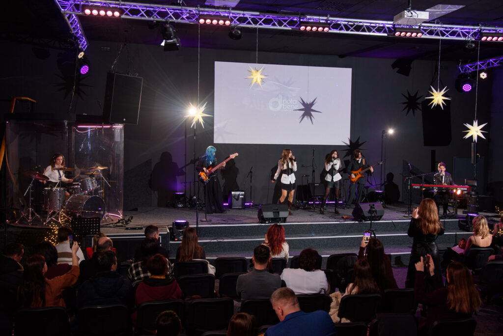 Заняття на барабанах у складі бенду